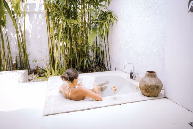 Deluxe Studio Suite, 1 Double Bed, Pool View