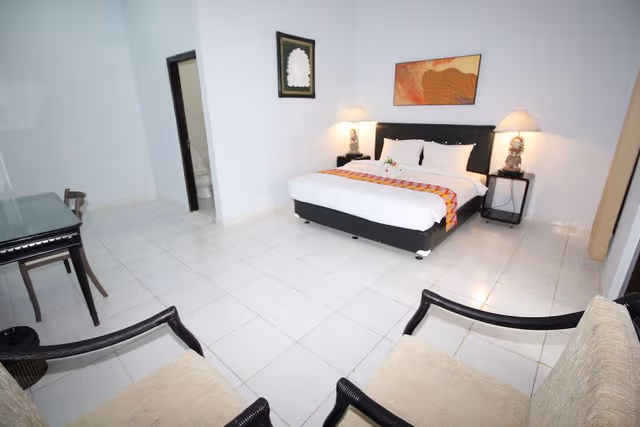 Deluxe Room, 1 King Bed, Poolside
