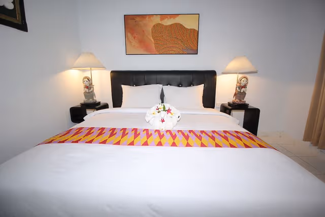 Deluxe Room, 1 King Bed, Poolside