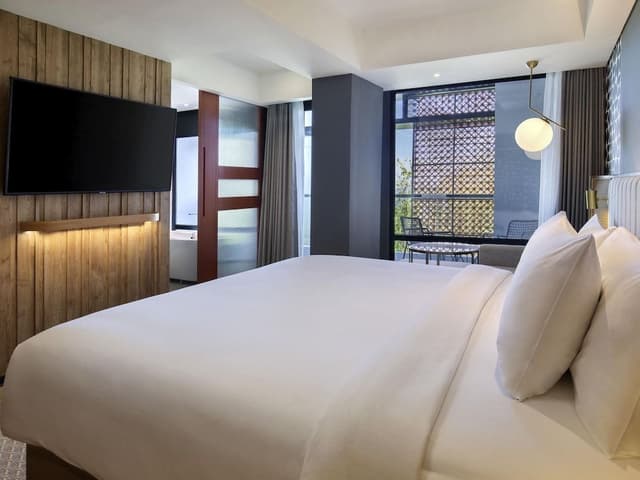 Comfort Suite, 1 King Bed, Ocean View (TRIBE)