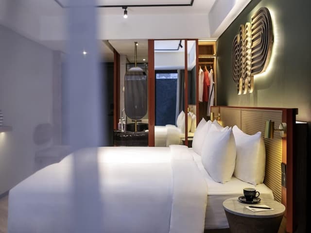 Comfort Room, 1 King Bed, Balcony