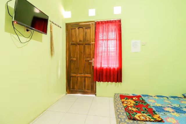 Family AC Private Bathroom (TV)