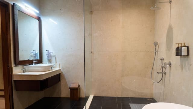 Suite with Private Meeting Room