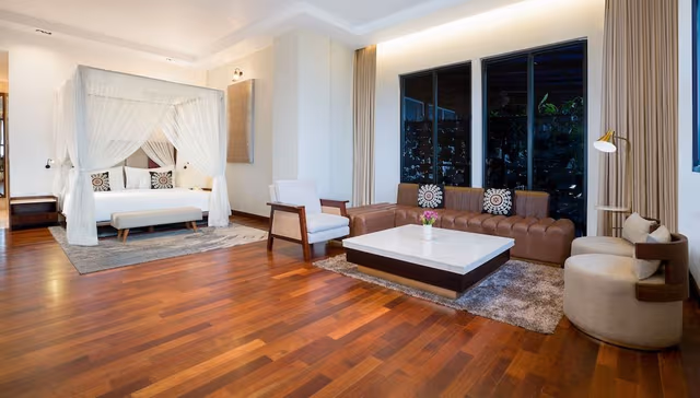Suite with Private Meeting Room