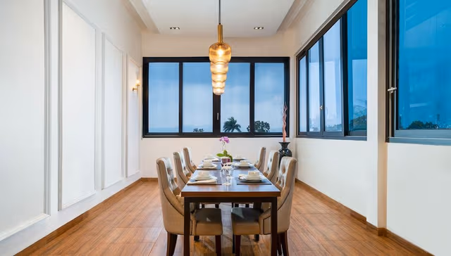 Suite with Private Meeting Room