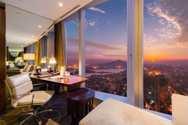 1 King Classic Lake View Club Lounge Access