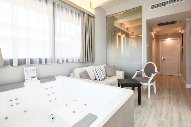 Panoramic Suite, Jetted Tub (Jacuzzi)