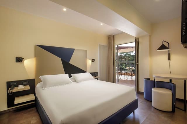 Suite, 1 King Bed, Terrace