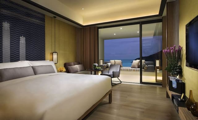Classic Room, 1 King Bed, Ocean View (High Floor)