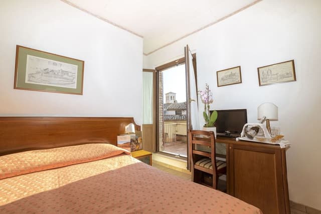 Double Room Single Use (2 single bed)