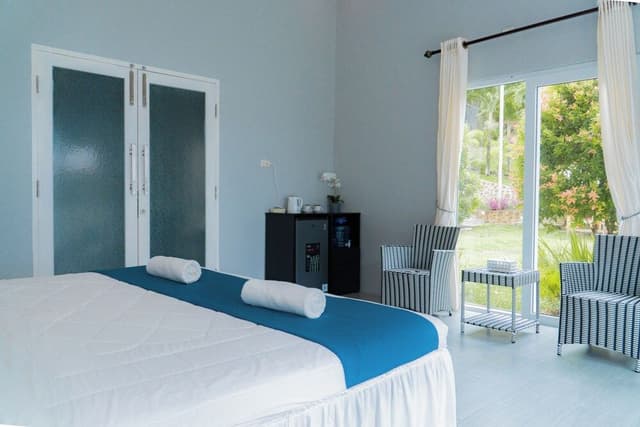Deluxe Bungalow, 1 King Bed, Non Smoking, Beach View
