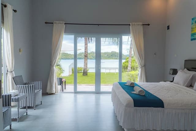 Deluxe Bungalow, 1 King Bed, Non Smoking, Beach View