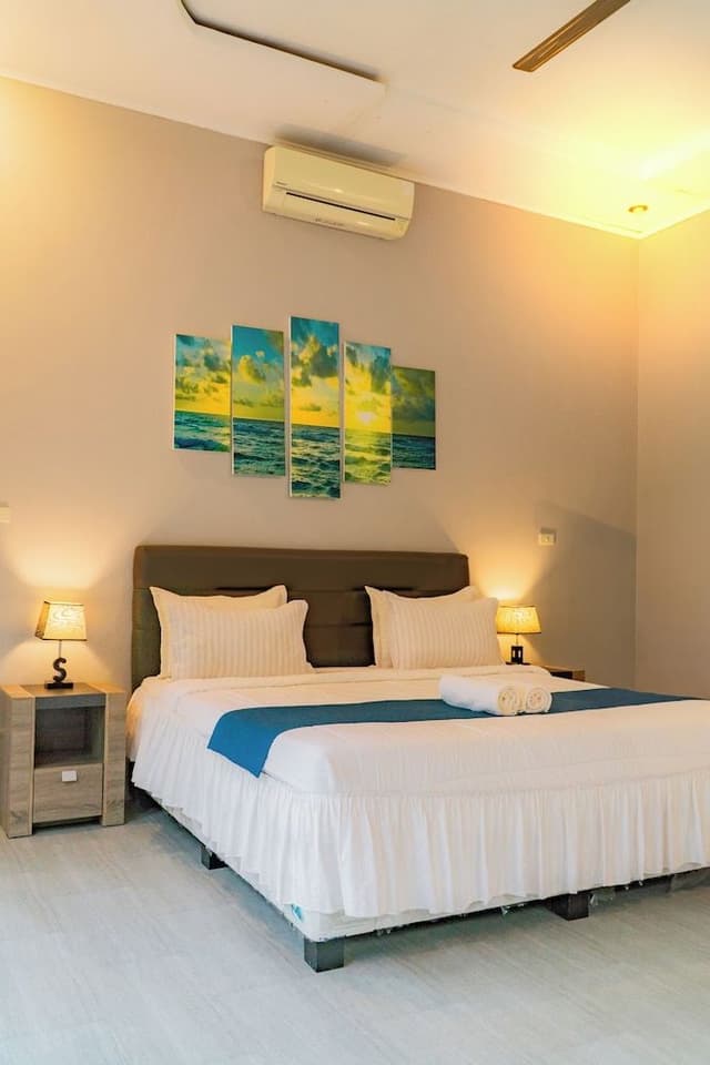 Deluxe Bungalow, 1 King Bed, Non Smoking, Beach View