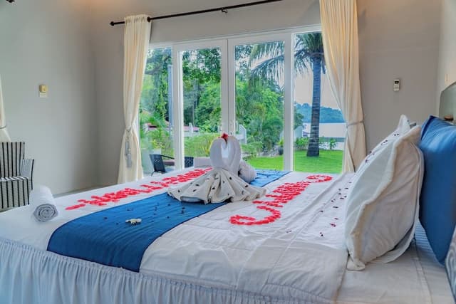 Deluxe Bungalow, 1 King Bed, Non Smoking, Beach View