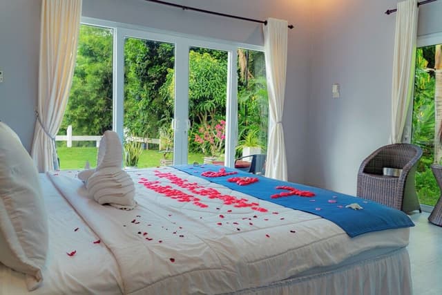 Deluxe Bungalow, 1 King Bed, Non Smoking, Beach View
