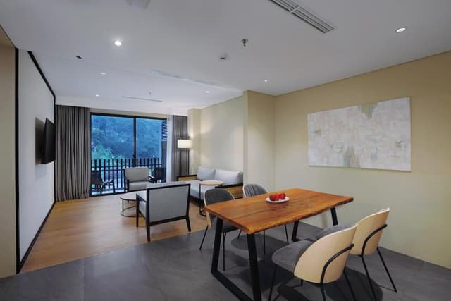 Executive Suite Pool View