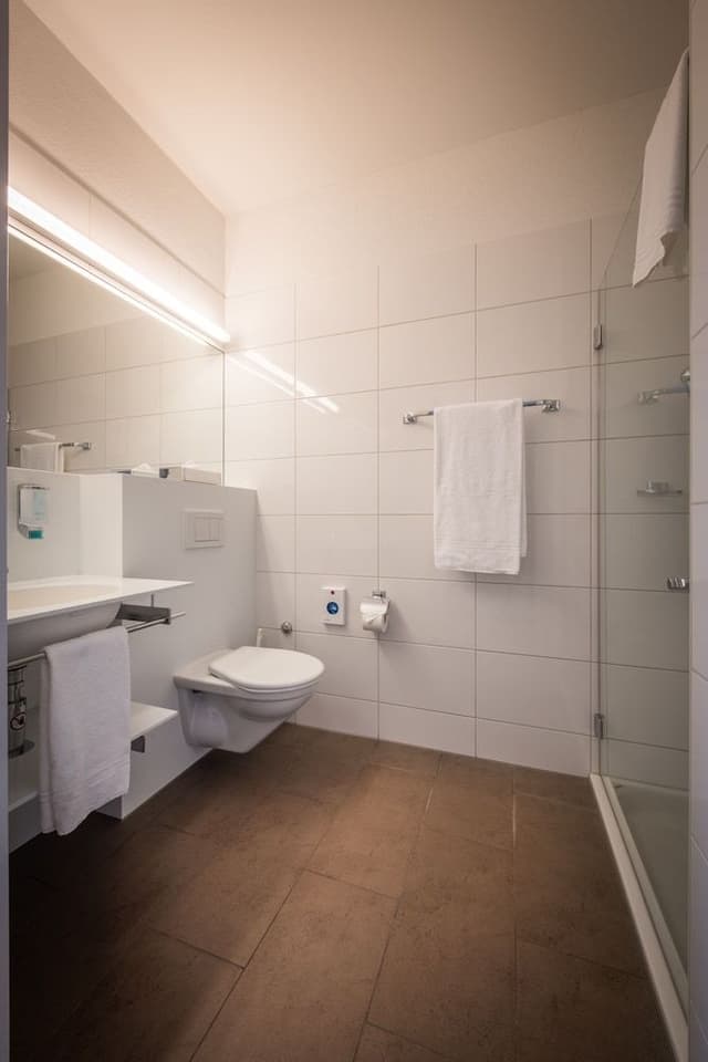 Double Room (Large)
