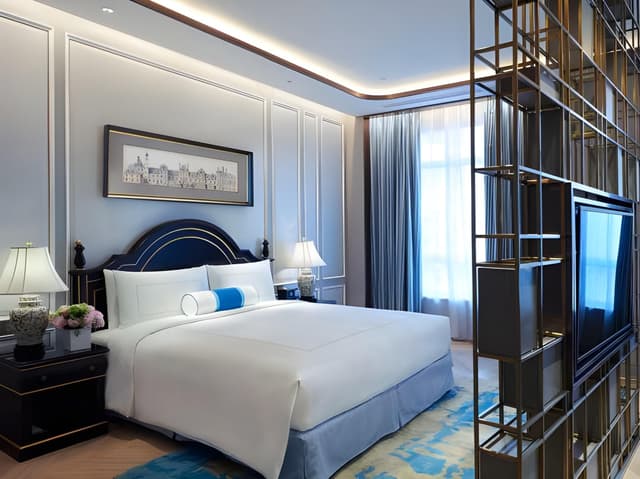 Deluxe Business Suite