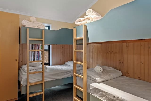 Deluxe 3 Bedroom Cabin - Sleeps 8