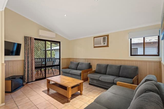 Deluxe 3 Bedroom Cabin - Sleeps 8