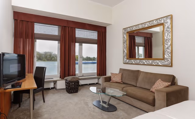 Deluxe Suite, 1 Queen Bed, Non Smoking, River View