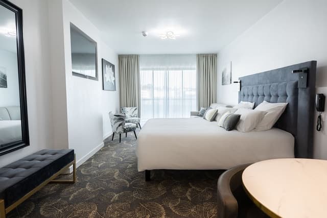 Double Superior Room with Balcony - Pond View