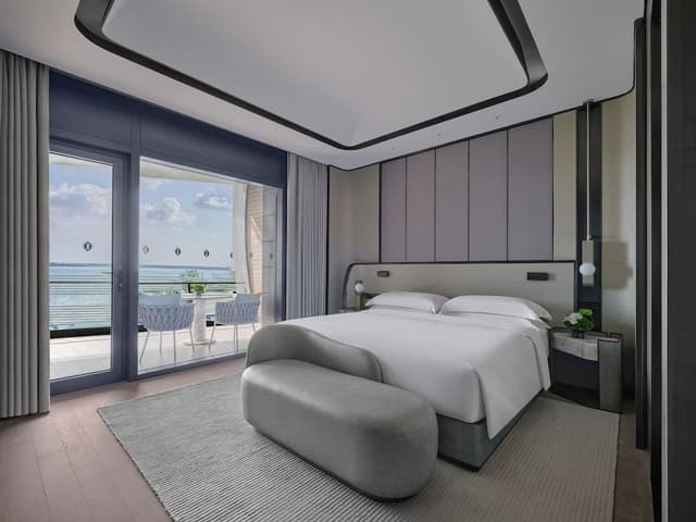 Classic Room, 1 King Bed, Balcony, Lake View