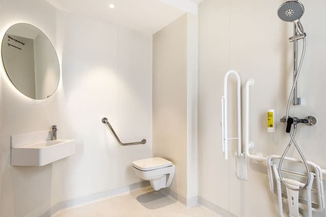 Twin Ensuite Bedroom - Wheelchair access
