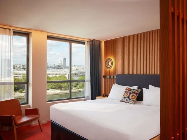 ICONIC - PARIS SKYLINE VIEW, 1 King or 2 Single beds, River Seine and Eiffel Tower view