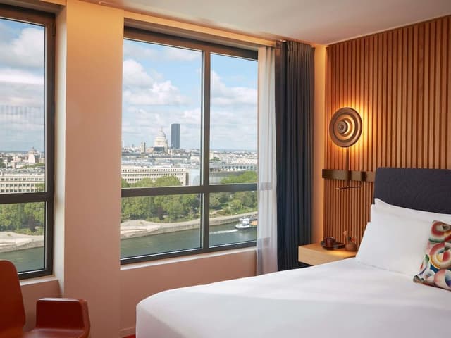 ICONIC - PARIS SKYLINE VIEW, 1 King or 2 Single beds, River Seine and Eiffel Tower view