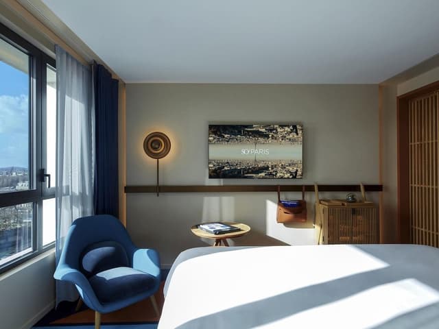 ICONIC - PARIS SKYLINE VIEW, 1 King or 2 Single beds, River Seine and Eiffel Tower view