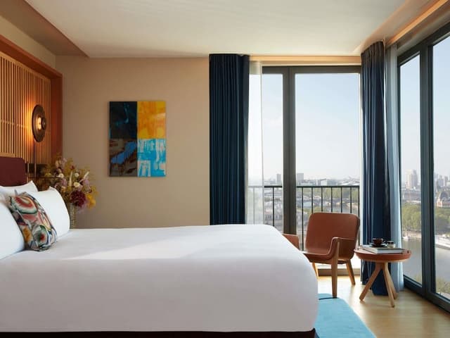 STUDIO BALCONY, 1 King, Corner Junior Suite with balcony, River Seine and Paris view