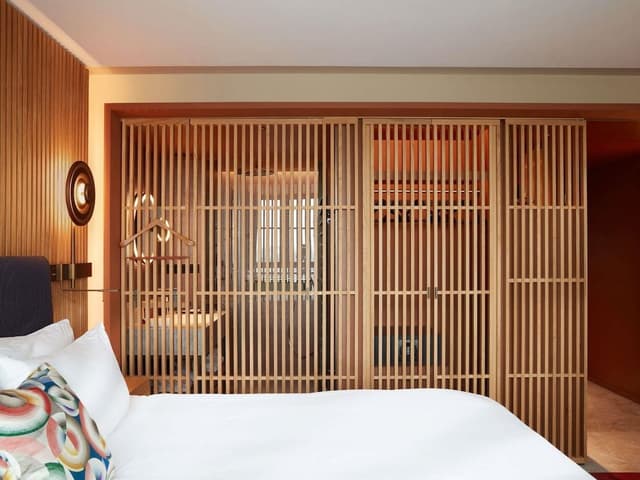 ICONIC - PARIS SKYLINE VIEW, 1 King or 2 Single beds, River Seine and Eiffel Tower view