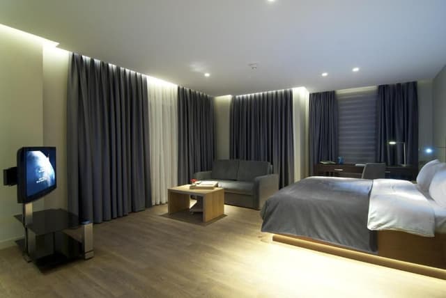Corner Suite with Kitchen