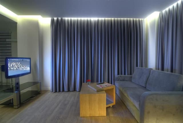 Corner Suite with Kitchen