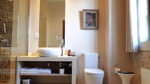 Comfort Suite, Private Bathroom (Scarlet)