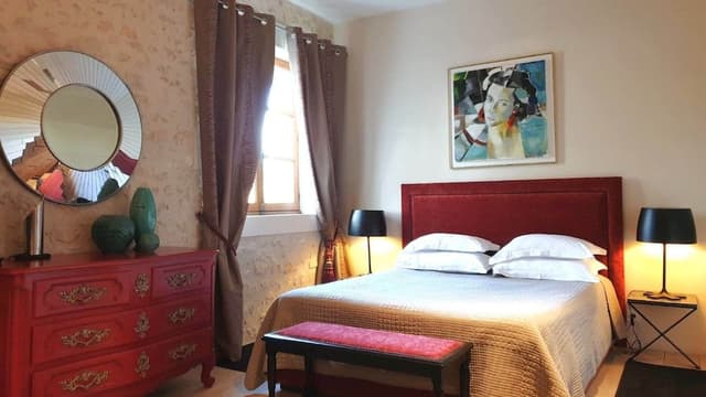 Comfort Suite, Private Bathroom (Scarlet)