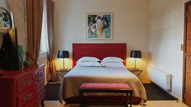 Comfort Suite, Private Bathroom (Scarlet)