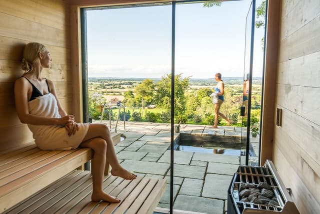 Luxury Cottage, Ensuite, Garden View (6 Bedroom House)