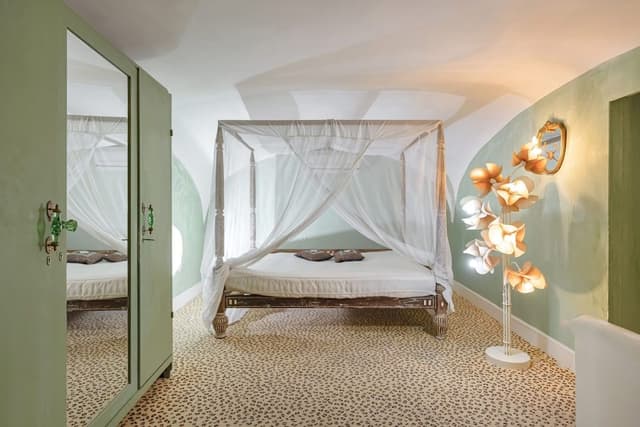 Standard Suite, 1 Queen Bed, Courtyard View