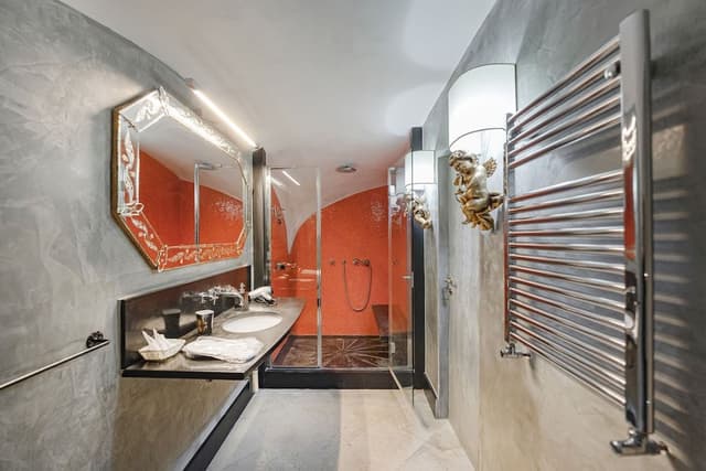 Standard Suite, 1 Queen Bed, Courtyard View