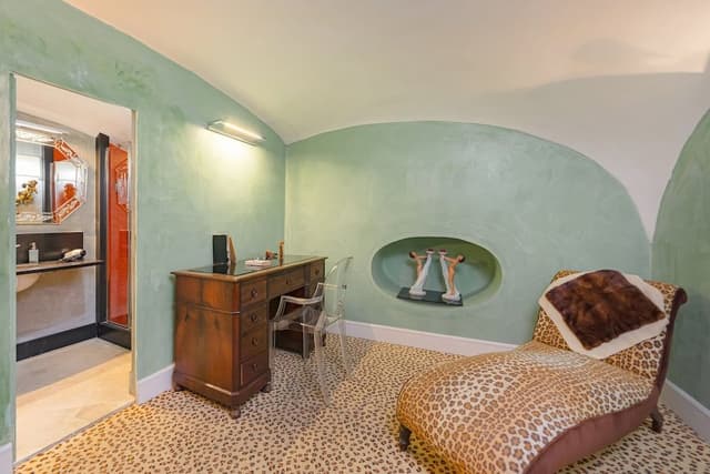 Standard Suite, 1 Queen Bed, Courtyard View