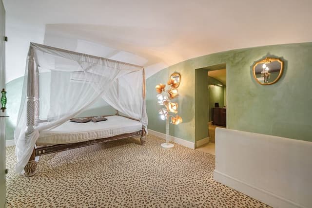 Standard Suite, 1 Queen Bed, Courtyard View