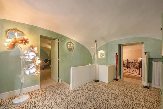 Standard Suite, 1 Queen Bed, Courtyard View