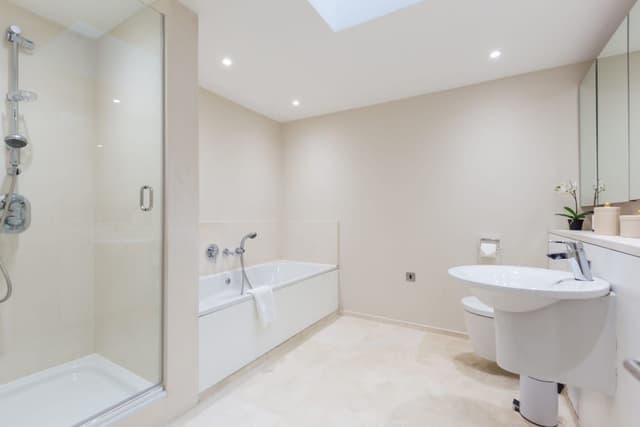 Deluxe Four Bedroom Apartment