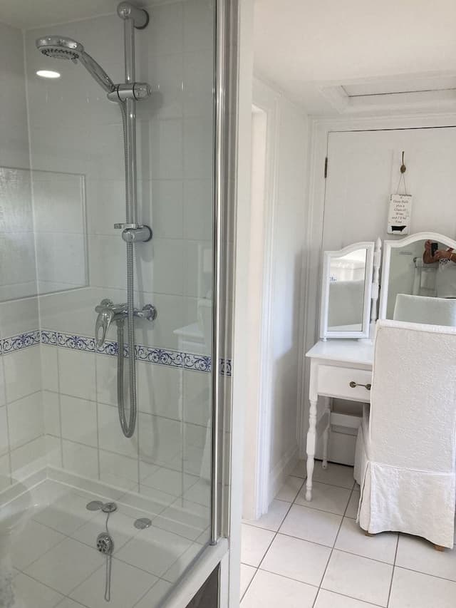 Comfort Double Room, Ensuite (Champagne)