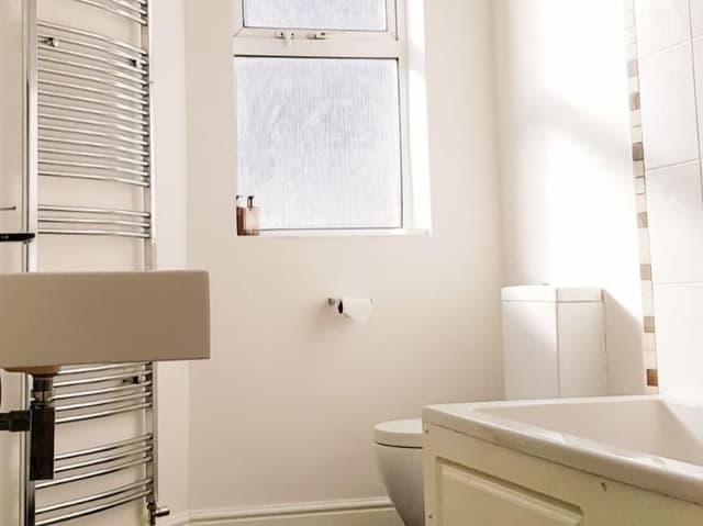 Deluxe Double or Twin Room, Shared Bathroom (DELUXE TWIN/KING )