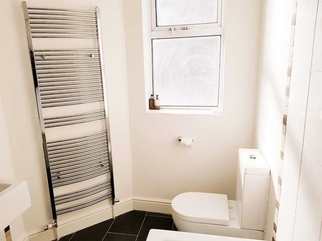 Deluxe Double or Twin Room, Shared Bathroom (DELUXE TWIN/KING )
