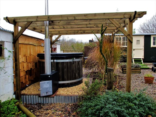 Hut-Deluxe-Ensuite with Shower-Garden View-Hut with Hot Tub