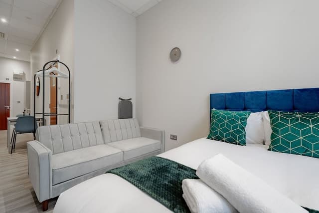 Elite Triple Room, Ensuite, City View